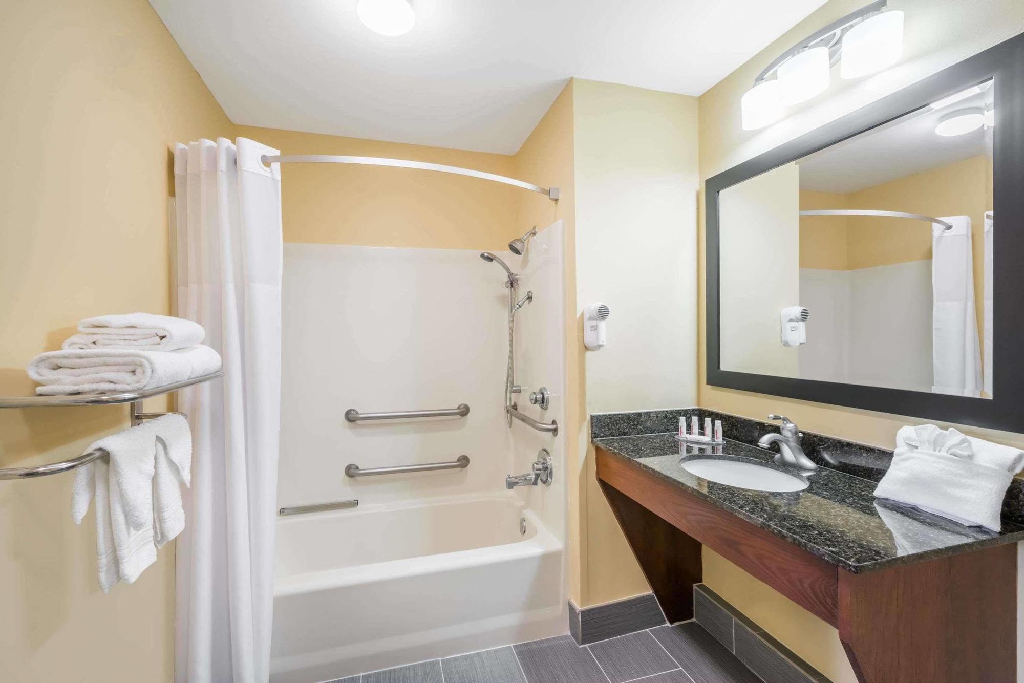 Hotel Howard Johnson By Wyndham 2*